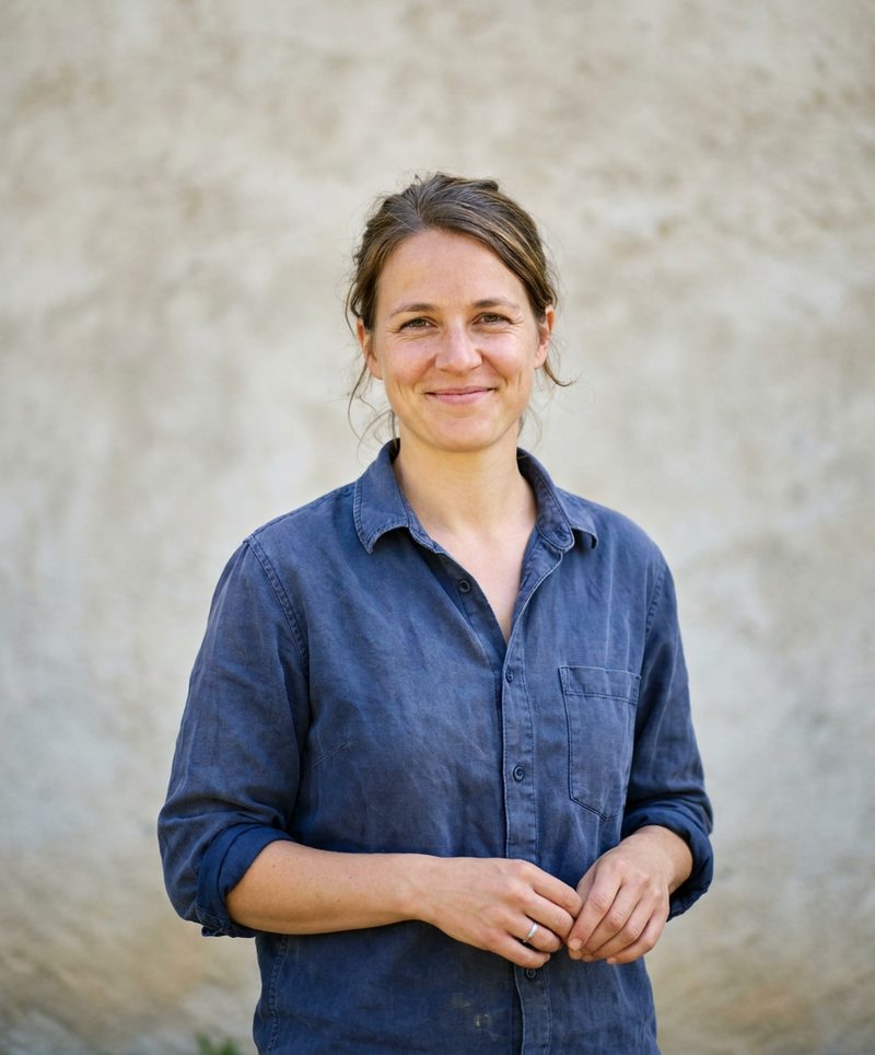 Marlene Ohlenbach vor der Hofmauer